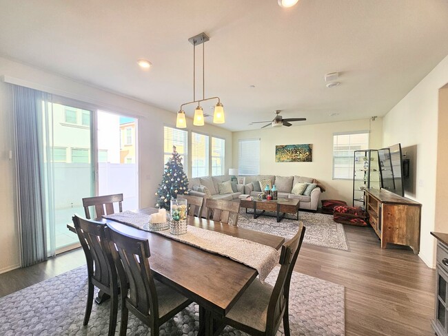 Building Photo - Beautiful Condo In a Nice Neighborhood 2 car garage