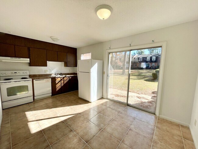 Building Photo - 1704 Devonwood Dr