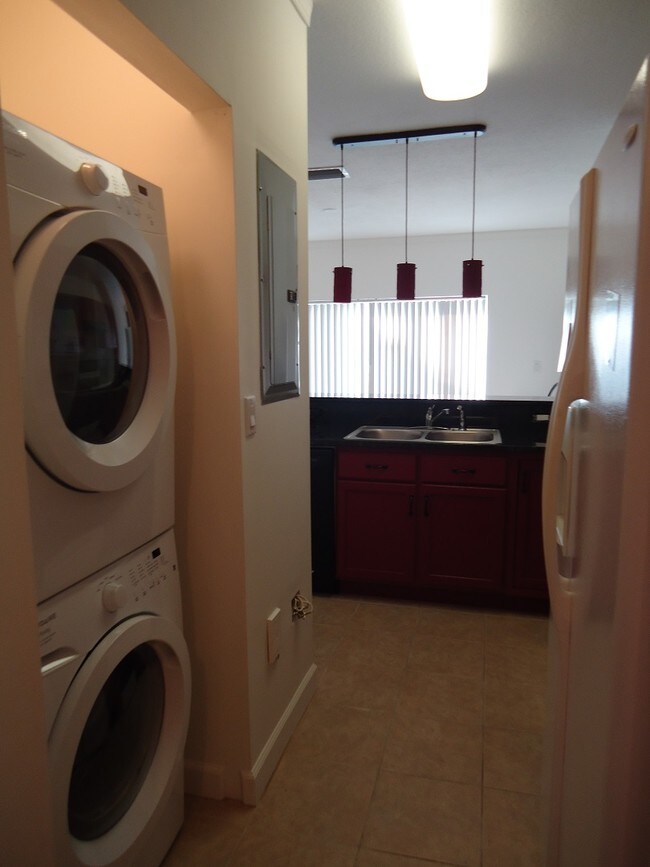 Building Photo - 1395 NE 33rd Ave