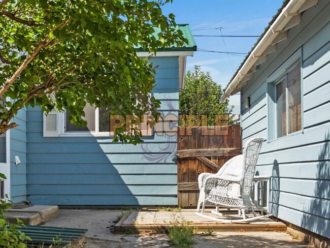 Building Photo - Charming Bungalow Downtown