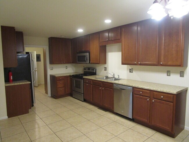 Building Photo - 305 Manor Dr