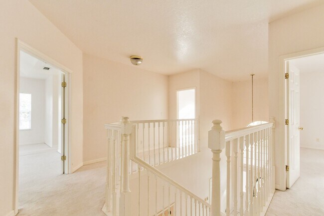 Building Photo - Beautiful Lake front home in West Kissimmee