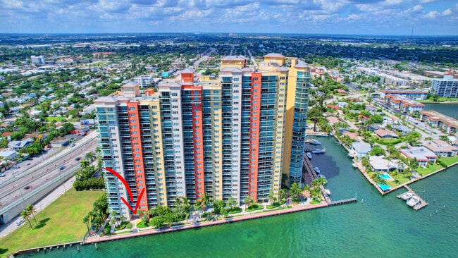 Building Photo - 2640 Lake Shore Dr
