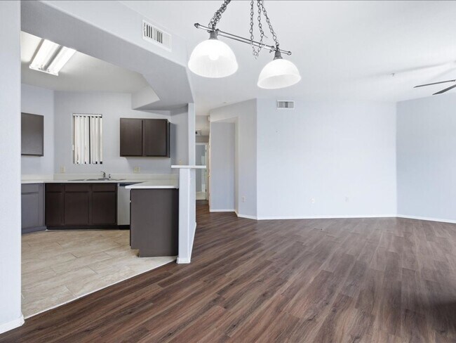 Building Photo - Charming 1 Bed / 1 Bath with Resort-Style Amenities!