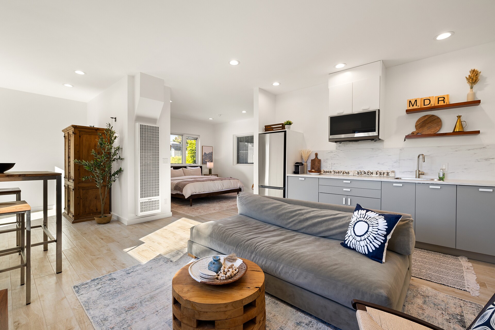 Building Photo - 831 Dickson St