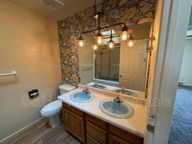 Building Photo - 405 Roxy Ln