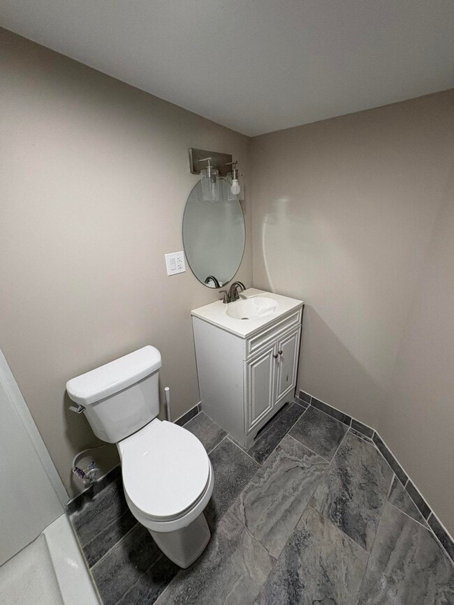 Building Photo - 5 Lake St