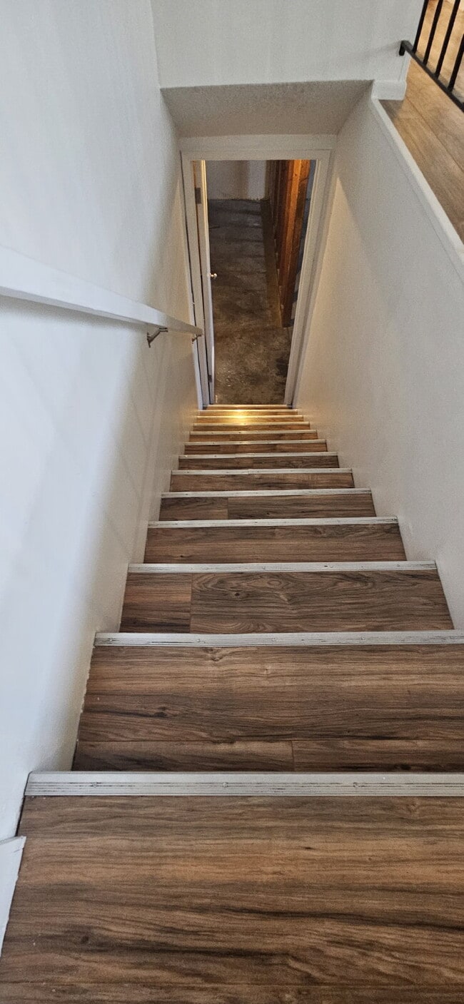 Building Photo - "Charming 3-Bed Duplex with Cozy Fireplace...