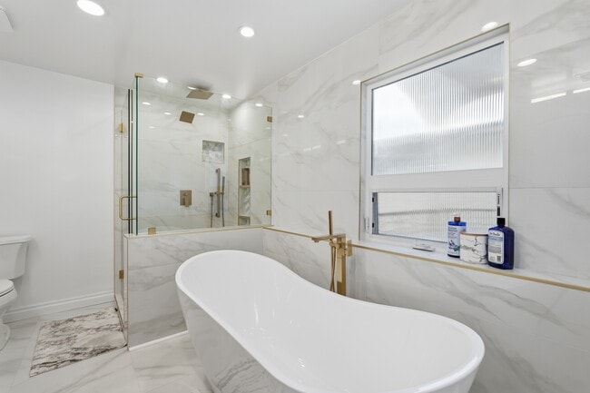 Building Photo - 424 N Broadway