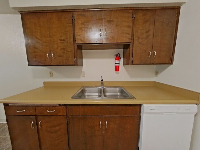 Building Photo - 3 Bedroom Duplex ~ Close to 9th Street ~ Pet Friendly