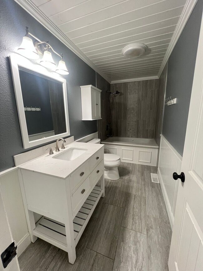 Building Photo - Beautiful 4 Bedroom Home!