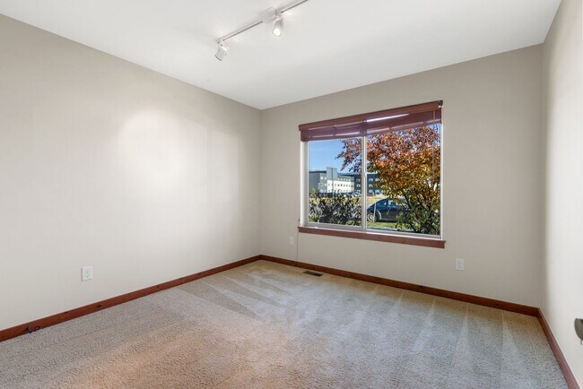 Building Photo - Spacious Single Level home with A/C & 3-ca...