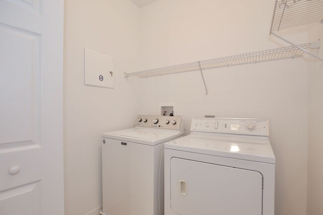 Building Photo - Beautiful 3/2.5 Spacious Townhome with a P...