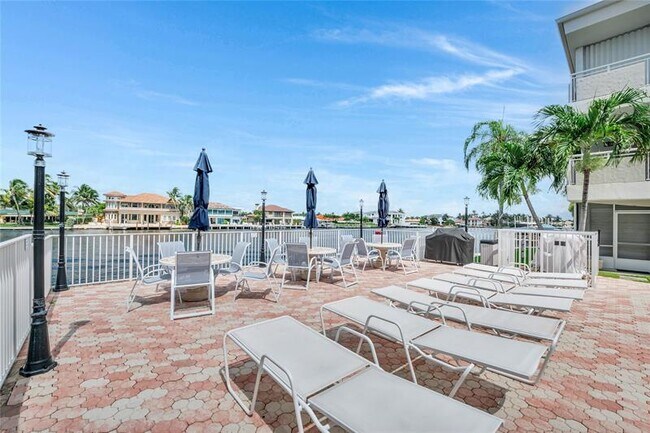 Building Photo - 1198 Hillsboro Mile