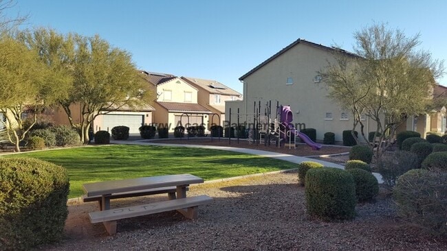 Building Photo - Beautiful Three Bedroom 2 and 1/2 Bath Home
