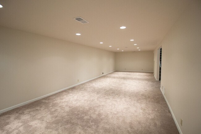 Building Photo - Beautiful 4 Bedroom House | 126th & Center