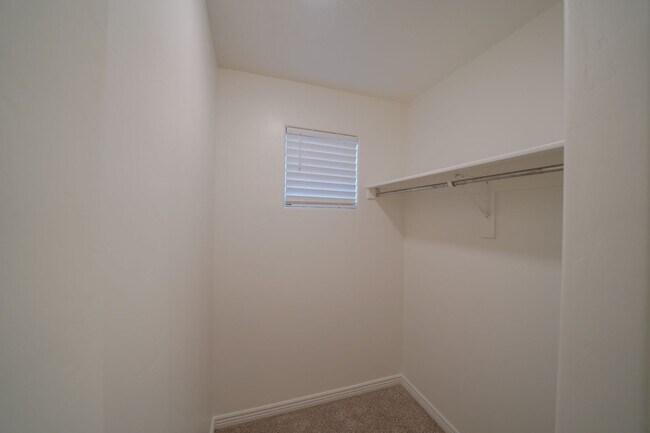 Building Photo - Remodeled 3 Bed / 2.5 Bath Townhome in Great Location