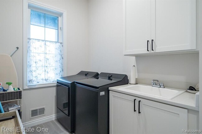 Building Photo - 850 Marlayna Dr