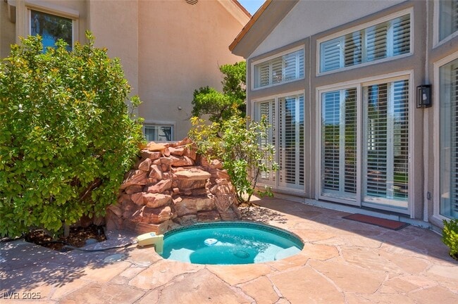 Building Photo - 8848 Rainbow Ridge Dr