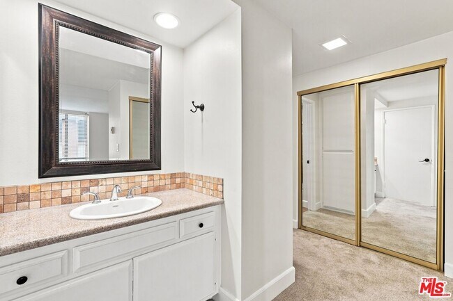 Building Photo - 2322 Palos Verdes Dr W