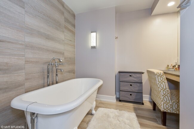 Building Photo - 100 E Bellevue Pl