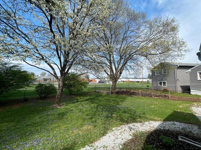 Building Photo - 113 E Woodland Dr