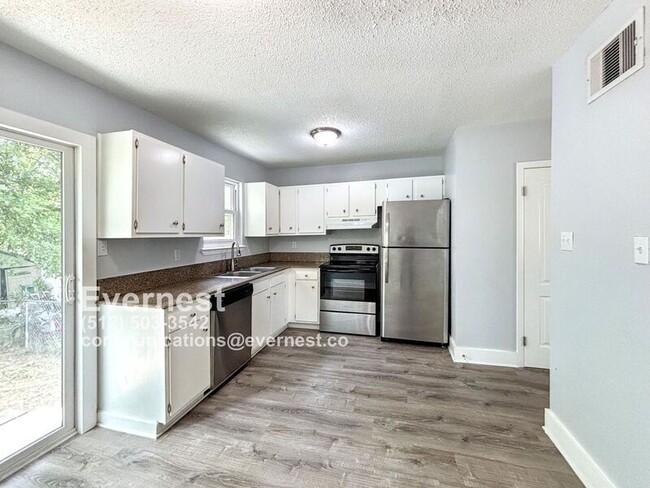 Building Photo - 10905 Elm St