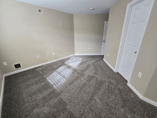 Building Photo - Fresh 2 bedroom, 2 bathroom condo located in Meadows on the Parkway in the heart of Boulder.