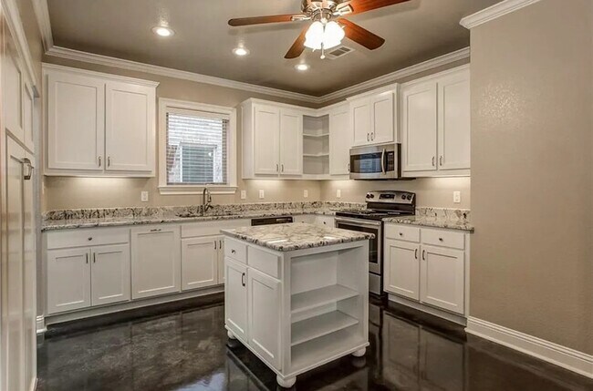 Building Photo - 2732 Sandage Ave