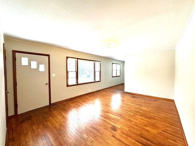 Building Photo - 3 BEDROOM 1 BATH IN JOPLIN-$1200 RENT-$1200 DEPOSIT