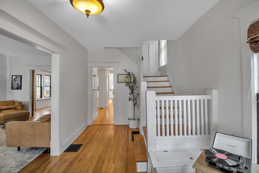 Building Photo - 827 Bird Ave