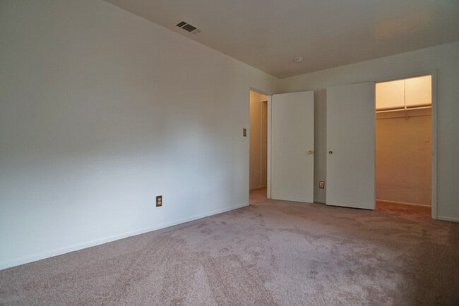 Building Photo - charming 3 bedroom 1.5 bathroom House in U...
