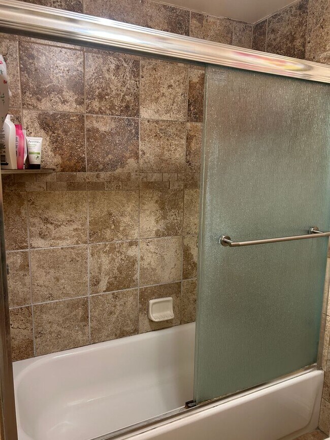 Building Photo - Spacious Home for Rent in Fountain Valley