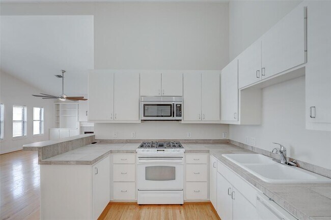 Building Photo - 5723 Larkin St
