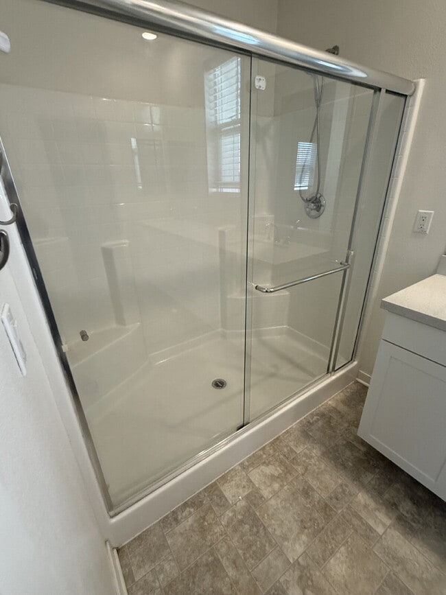 Building Photo - $500 OFF MOVE IN - Must take possession within 14 days.  Located in the desirable Vista Bella com...