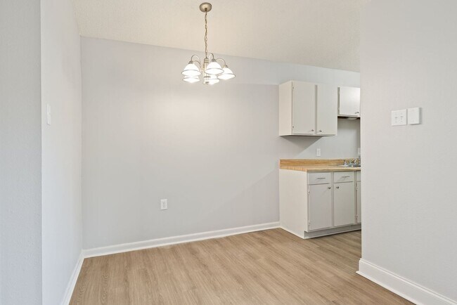 Building Photo - 203 Cougar Ridge