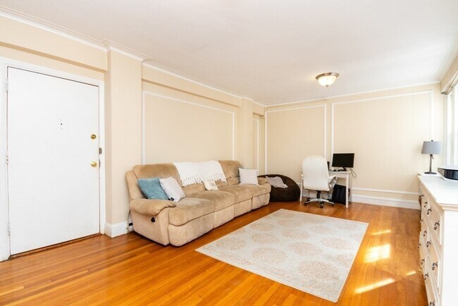 Building Photo - 1450 Beacon St