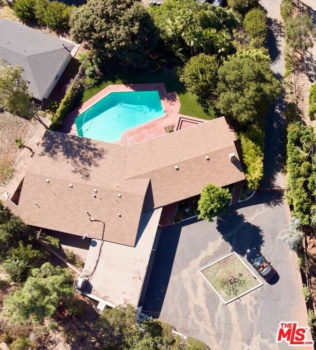 Building Photo - 590 N Tigertail Rd