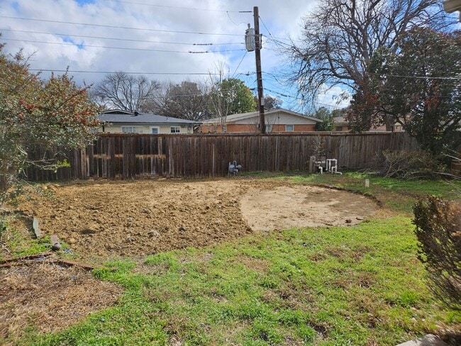 Building Photo - Spacious 4 Bed 2 Bath Home with Stainless Steel Appliacnes