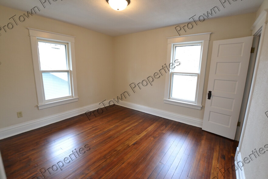 Building Photo - 505 Park Dr