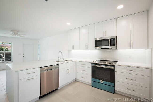 Building Photo - 705 New York St