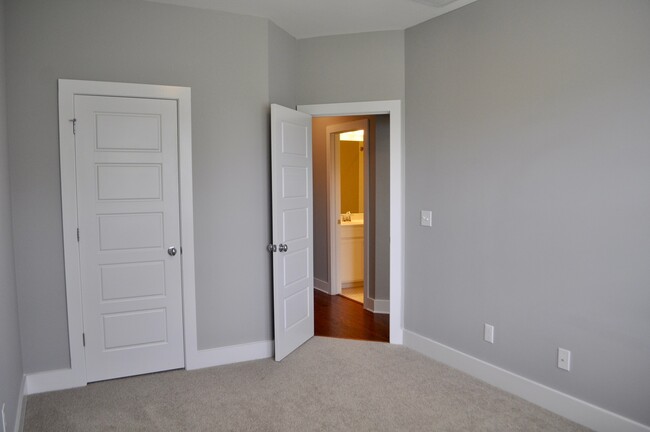 Building Photo - 4 Bedroom | 3.5 Bath Townhouse in Raleigh