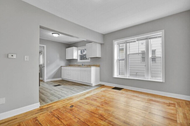 Building Photo - 405 E Hodge Ave
