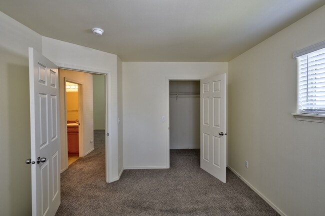 Building Photo - 882 NE Hidden Valley Dr