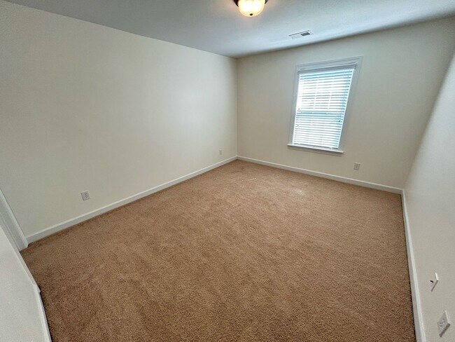 Building Photo - Beautiful 4Bed/2.5 Bath Home in Wren Creek!