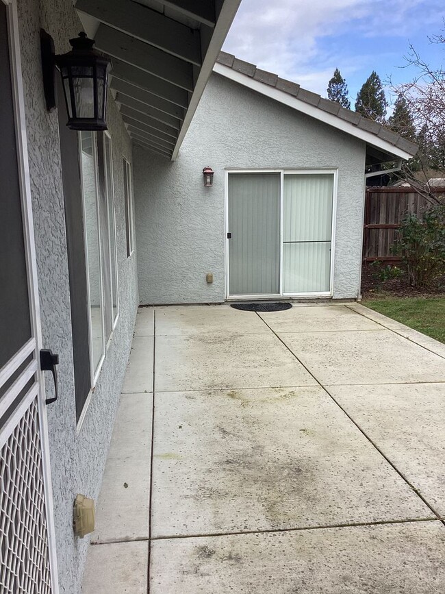 Building Photo - 3 Bedroom Home in Elk Grove