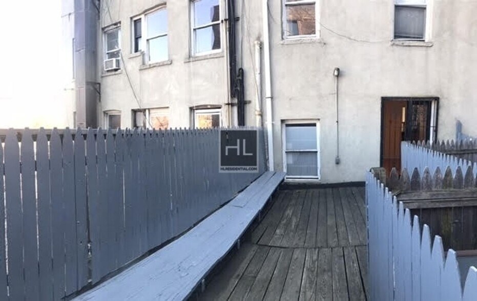 Building Photo - WEST BROADWAY