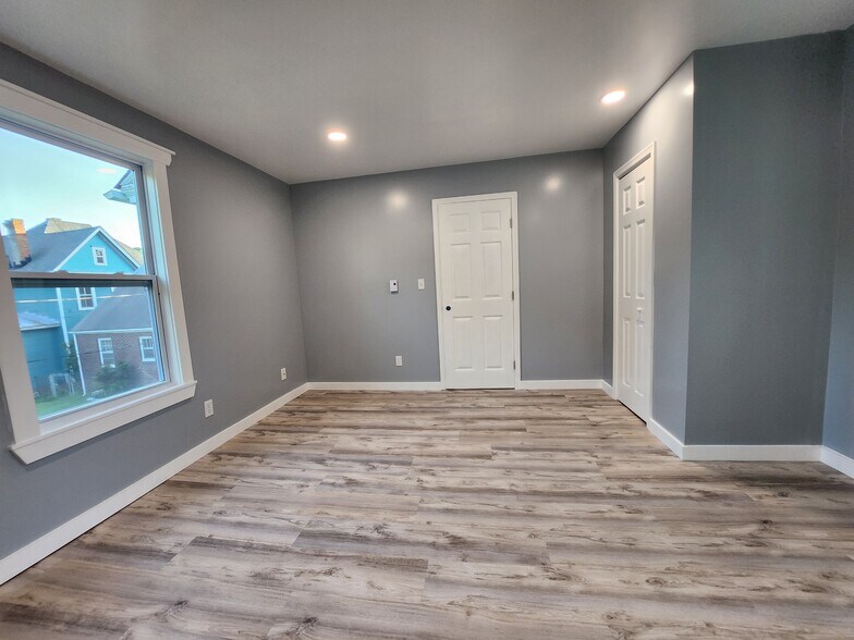 Bedroom. - 301 Broad St