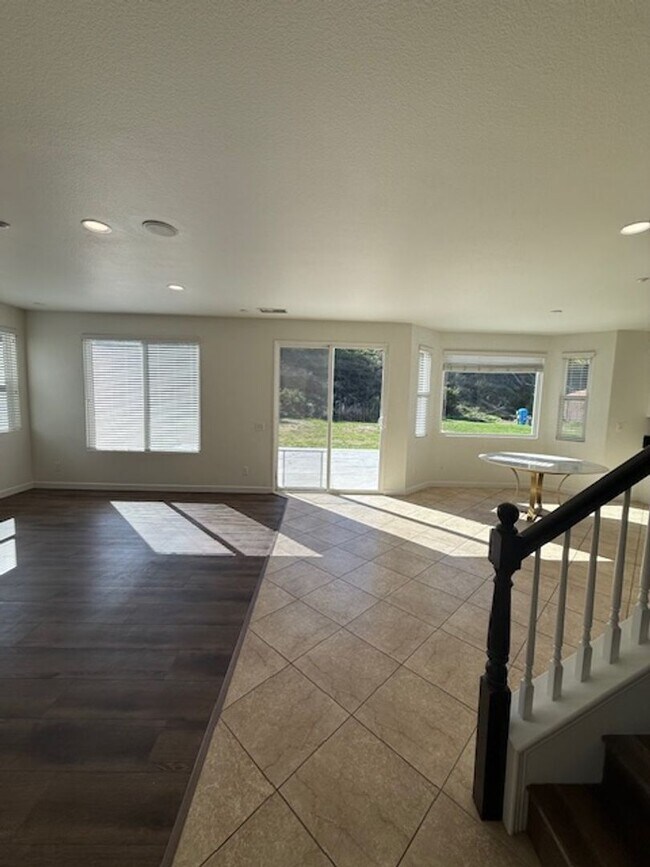 Building Photo - Very Nice 4 bedroom, 3 full bath home in much desired Lakeside neighborhood.