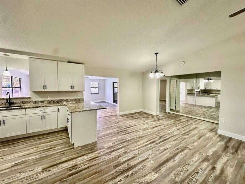 Building Photo - 6109 Tangelo Dr